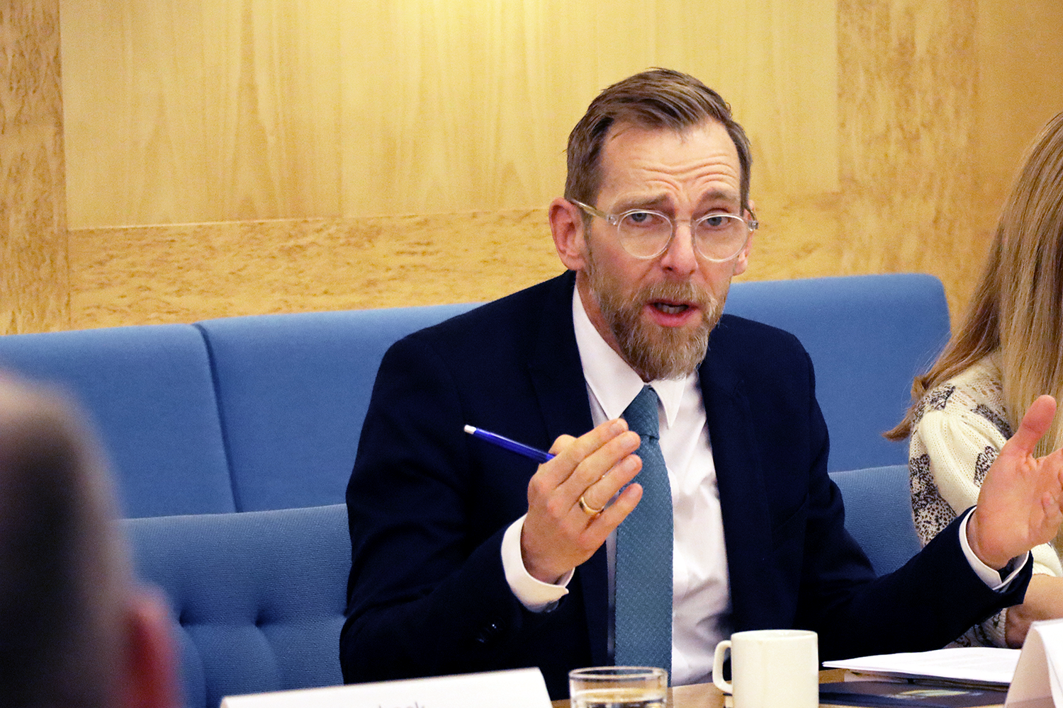 Jakob Forssmed talar och gestikulerar med händerna.