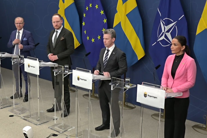 De medverkande står bakom var sin talarstol.