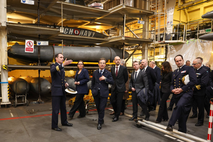 Statsministern, utrikesministern och försvarsministern ombord det franska atomdrivna hangarfartyget Charles de Gaulle.