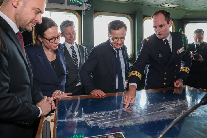 Statsminister Ulf Kristersson, utrikesminister Maria Malmer Stenergard och försvarsminister Pål Jonson ombord det franska hangarfartyget Charles de Gaulle.