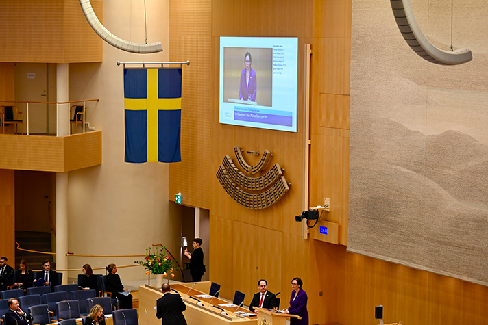 Överblick över kammaren. Utrikesministern i talarstolen.